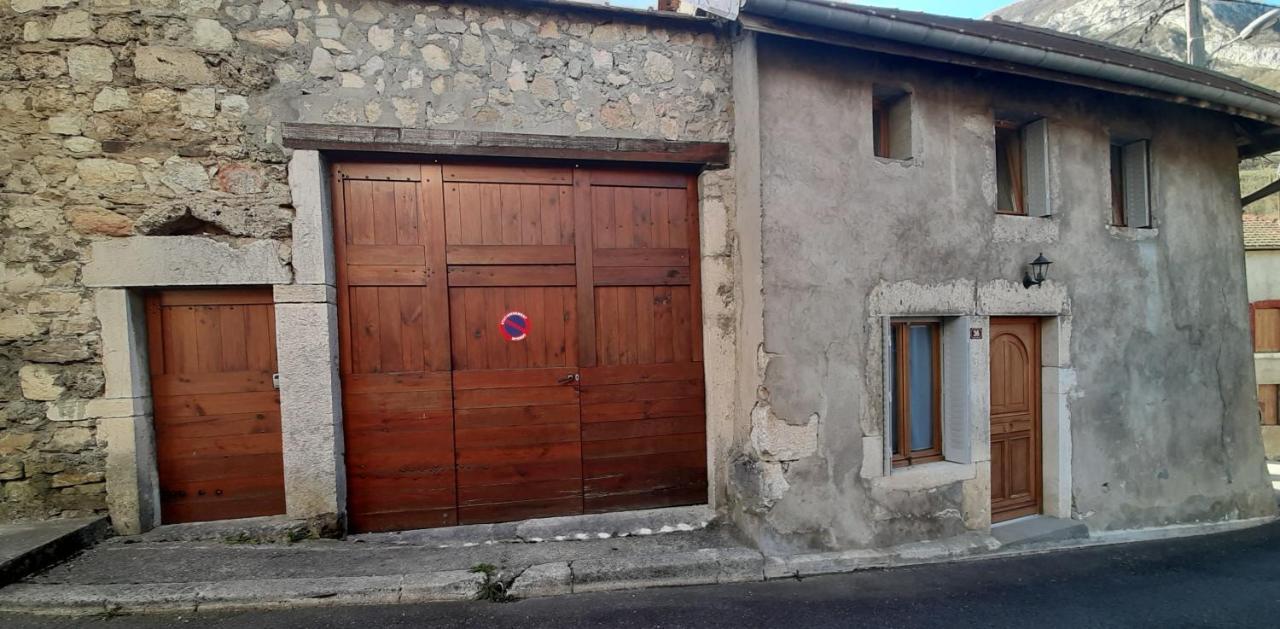 Petite Maison De Village Situee Entre Lacs, Cascades Et Montagnes Virieu-le-Grand Eksteriør billede